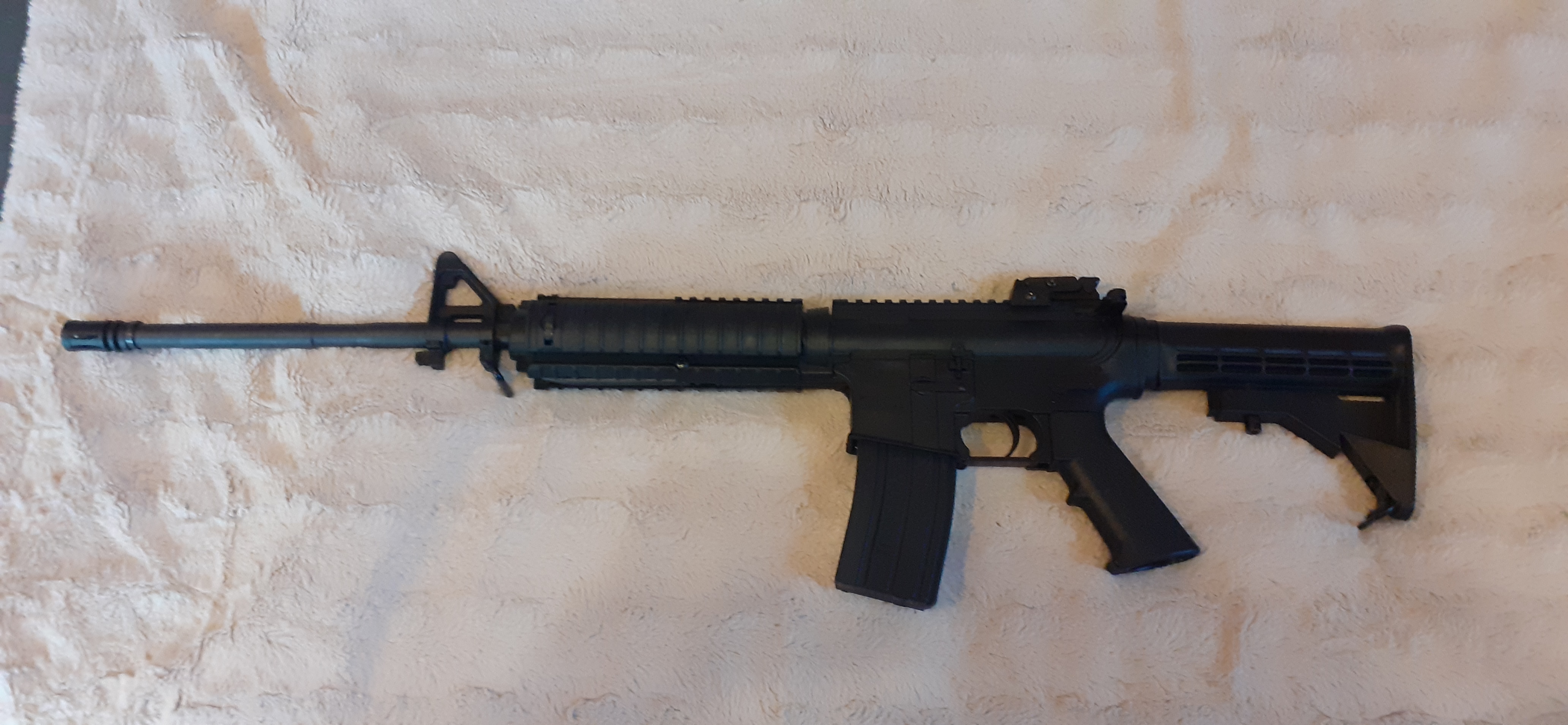 Új àllapotban lévő Umarex m4 colt rugós légpuska eladó.