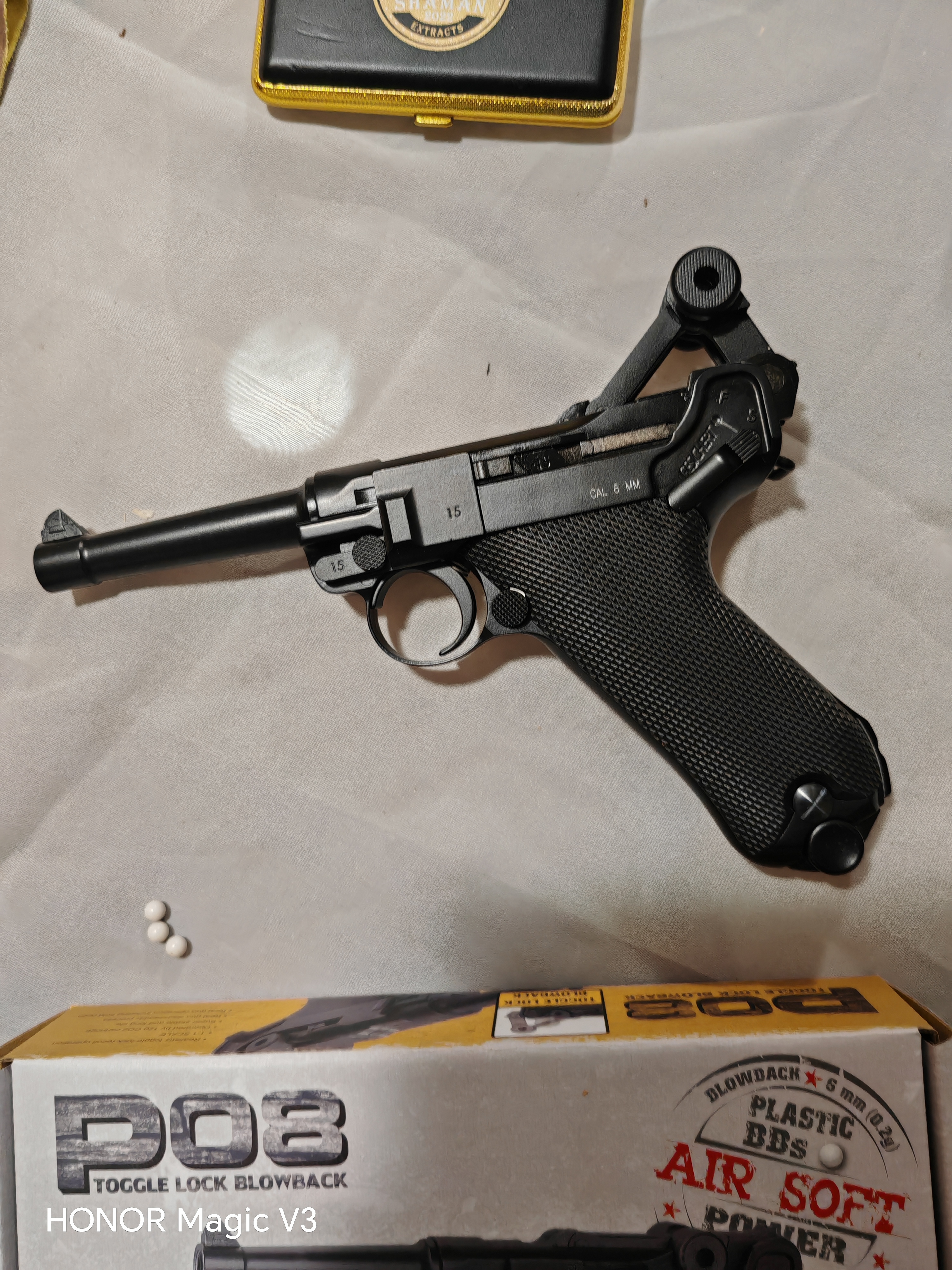 Egy hetes Luger airsoft replika.