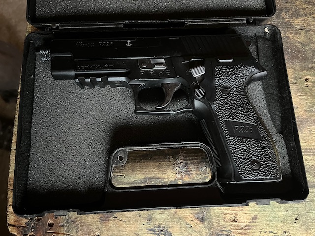 Újszerű Sig Sauer P226 tanúsitvánnyal plusz CO patronokkal